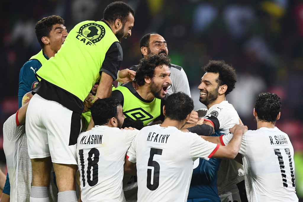 Mesir lolos ke final Piala Afrika 2021 setelah mengalahkan tuan rumah Kamerun 3-1 (0-0) lewat adu penalti dalam pertandingan semifinal di Stadion Olembe, Yaounde, Kamerun, Jumat, 4 Februari 2022 dini hari WIB. Di final Mesir akan menghadapi Senegal.