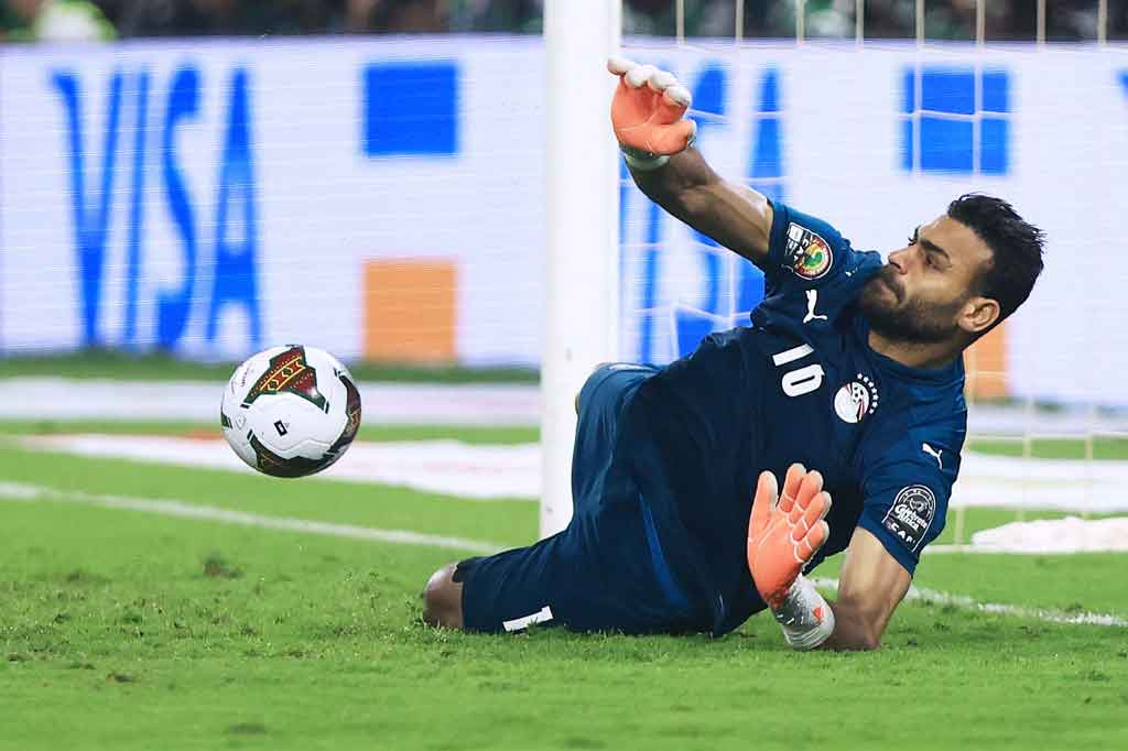 Penjaga gawang Mohamed Abogabal menjadi pahlawan kemenangan Mesir dengan memblok tendangan penalti Harold Moukoudi dan James Lea-Siliki.