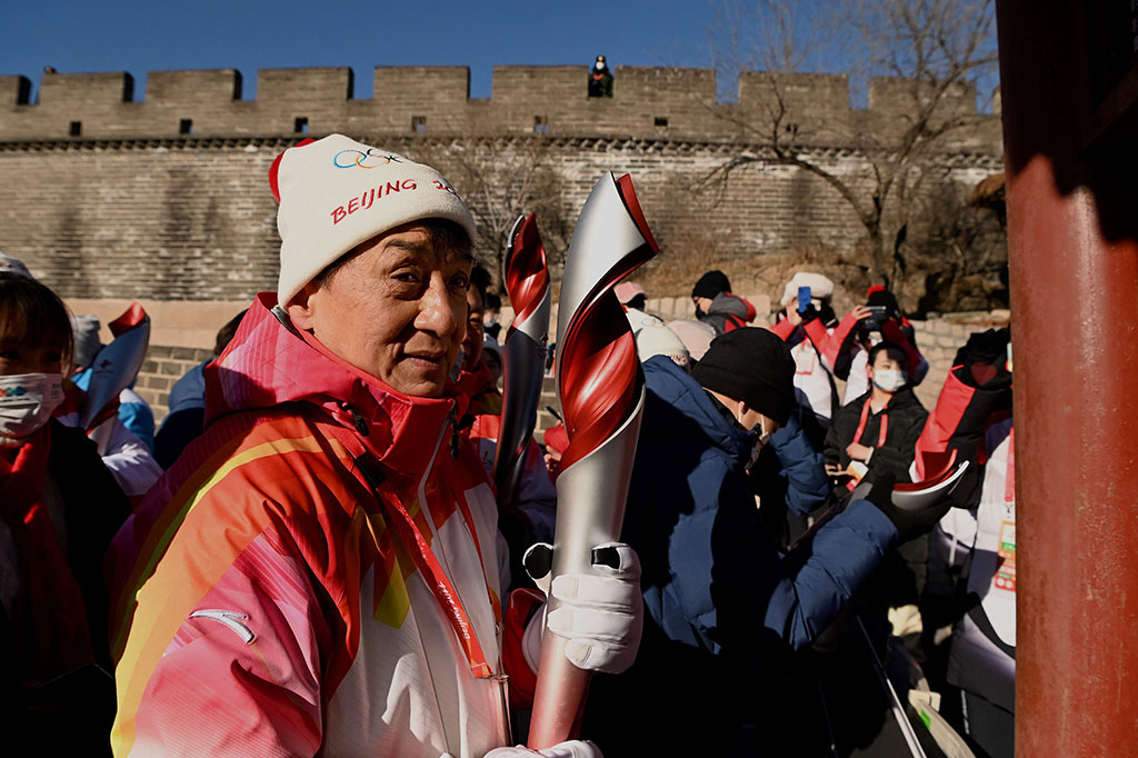 Aktor Jackie Chan mengambil bagian dalam estafet obor Olimpiade Musim Dingin 2022 di atas Tembok Besar Tiongkok, bergantian dengan atlet Tiongkok peraih medali Olimpiade, Kamis, 3 Februari 2022.