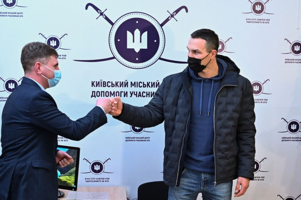 Mantan juara tinju kelas berat Wladimir Klitschko pada Rabu, 2 Februari 2022 waktu setempat, mendaftar menjadi tentara cadangan Ukraina. Dia beralasan cinta tanah air sehingga memaksanya untuk mempertahankan kemerdekaan Ukraina.