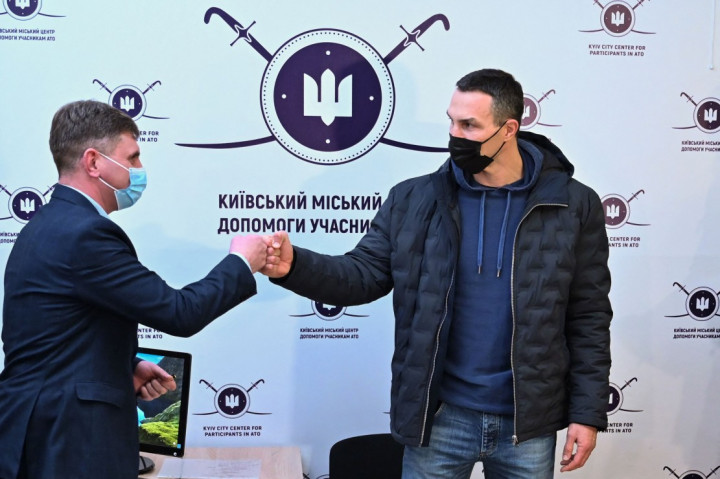 Mantan juara tinju kelas berat Wladimir Klitschko pada Rabu, 2 Februari 2022 waktu setempat, mendaftar menjadi tentara cadangan Ukraina. Dia beralasan cinta tanah air sehingga memaksanya untuk mempertahankan kemerdekaan Ukraina.