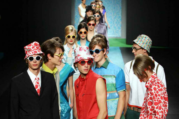 Tapi Miro juga mengundang kontroversi dengan beberapa acaranya. Pada  2007, ia menggunakan delapan migran tidak berdokumen dari Senegal untuk memamerkan koleksi musim dinginnya di atas catwalk di Barcelona. Dia menemukan mereka melalui kelompok pendukung lokal, dan mengatakan itu adalah caranya mencoba membantu mereka. Setahun sebelumnya, dia juga menampilkan tahanan di atas catwalk.