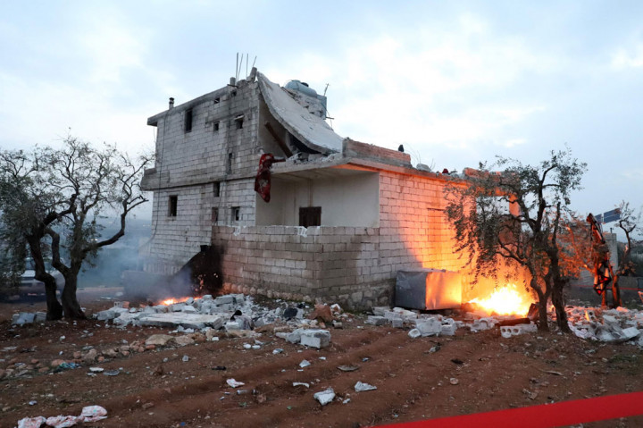 Kondisi rumah di mana pemimpin kelompok Negara Islam (IS) Amir Mohammed Said Abd al-Rahman al-Mawla meledakkan diri, di Kota Atme, Provinsi Idlib, barat laut Suriah, pada Kamis, 3 Februari 2022.