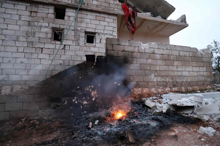 Abu Ibrahim al-Hashimi al-Qurashi yang juga dikenal sebagai Amir Mohammed Said Abd al-Rahman al-Mawla meledakkan diri bersama keluarganya di lantai atas sebuah rumah di Kota Atme, Idlib, saat digerebek tentara AS.