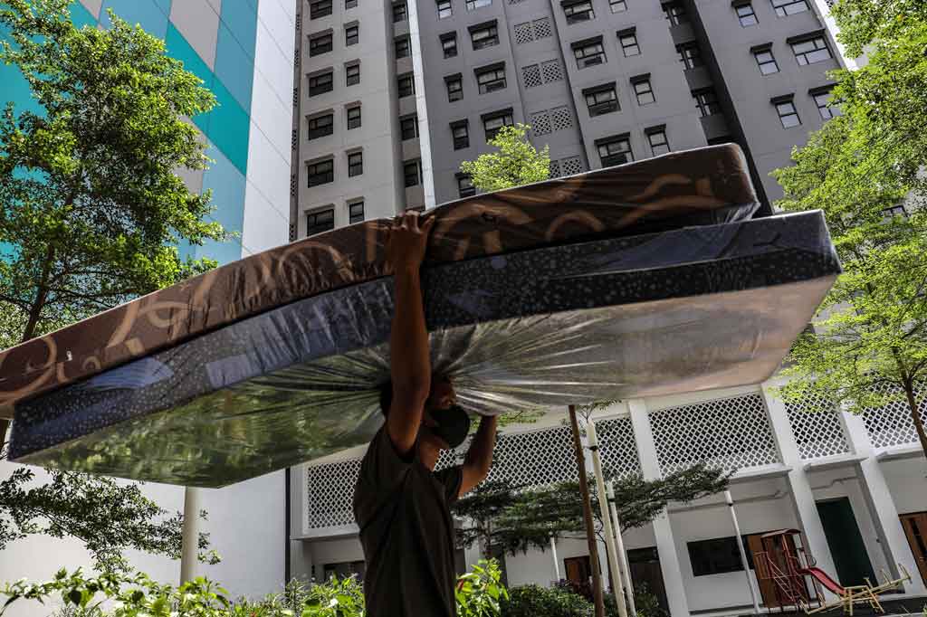 Pekerja menurunkan tempat tidur dan kasur yang akan disiapkan untuk pasien covid-19 di Tower 6 dan 7 Rusun Daan Mogot, Jakarta Barat, Jumat, 4 Februari 2022.
