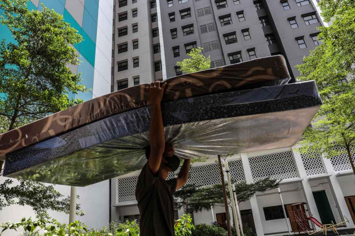 Pekerja menurunkan tempat tidur dan kasur yang akan disiapkan untuk pasien covid-19 di Tower 6 dan 7 Rusun Daan Mogot, Jakarta Barat, Jumat, 4 Februari 2022.