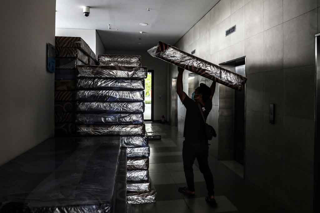 Dua tower di Rumah Susun Daan Mogot, Jakarta Barat disiapkan menjadi tempat isolasi mandiri bagi pasien positif covid-19 guna mengantisipasi jika kapasitas rumah sakit sudah tidak bisa menampung lagi.