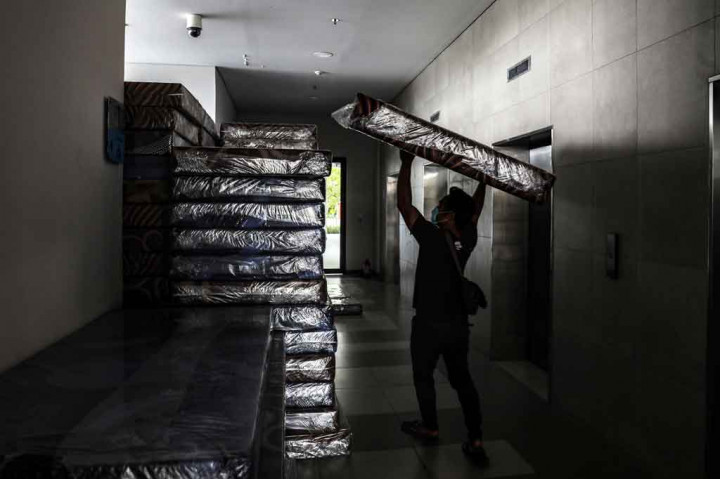 Dua tower di Rumah Susun Daan Mogot, Jakarta Barat disiapkan menjadi tempat isolasi mandiri bagi pasien positif covid-19 guna mengantisipasi jika kapasitas rumah sakit sudah tidak bisa menampung lagi.