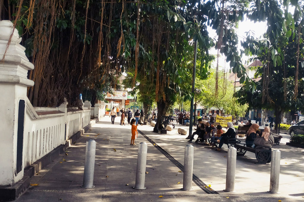 Sejak 1 Februari 2022, PKL tidak diizinkan lagi berjualan di sepanjang Jalan Malioboro. Mereka direlokasi ke Teras Malioboro 1 dan 2.