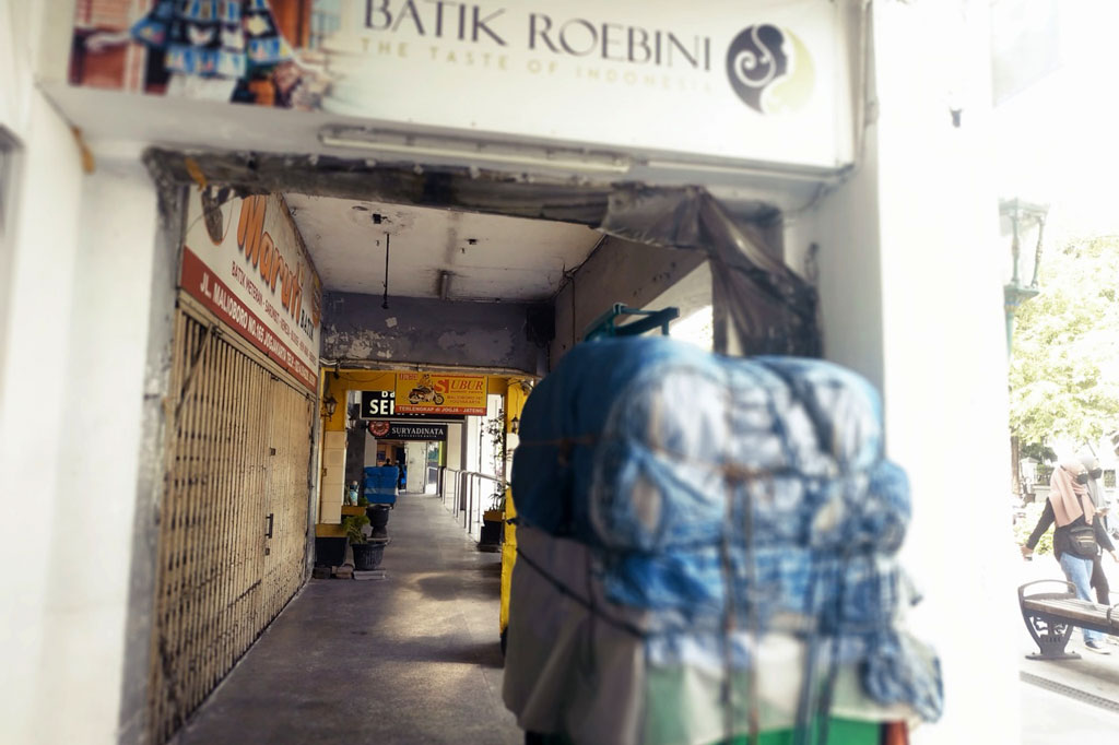 Sejumlah lapak dagangan PKL masih tampak di Jalan Malioboro, tetapi ditutup terpal dan tidak ada pedagang yang menjaganya.