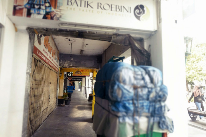 Sejumlah lapak dagangan PKL masih tampak di Jalan Malioboro, tetapi ditutup terpal dan tidak ada pedagang yang menjaganya.