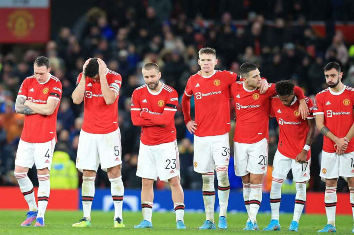 Para pemain Manchester United tertunduk lesu setelah tersingkir dari putaran keempat Piala FA, Sabtu, 5 Februari 2022 dini hari WIB.