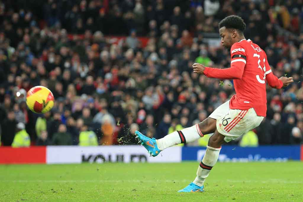 
Tim asuhan Ralf Rangnick tersingkir setelah tendangan penalti Anthony Elanga melambung di atas mistar gawang lawan. Sementara delapan eksekutor Middlesbrough menjalankan tugasnya dengan sempurna.