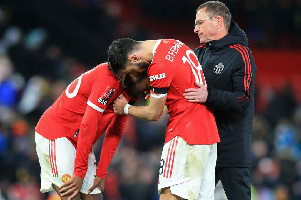 Gelandang MU Bruno Fernandez dan manajer Rangnick menghibur Elanga yang gagal mengeksekusi penalti.