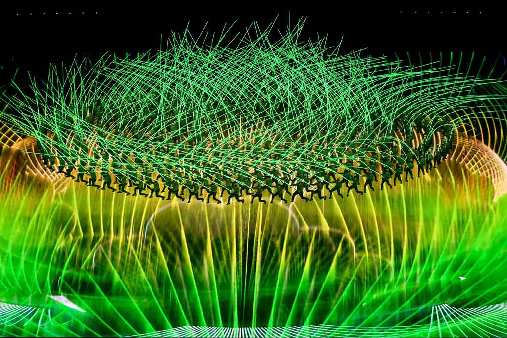 Diselenggarakan di hari pertama Musim Semi berdasarkan penanggalan Tiongkok, upacara diawali dengan pertunjukan para penari yang melambai-lambaikan tangkai hijau bersinar untuk menyampaikan vitalitas musim