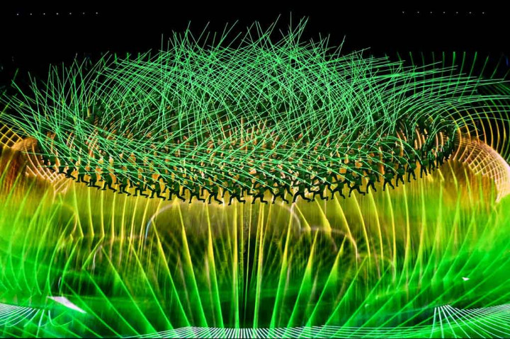Diselenggarakan di hari pertama Musim Semi berdasarkan penanggalan Tiongkok, upacara diawali dengan pertunjukan para penari yang melambai-lambaikan tangkai hijau bersinar untuk menyampaikan vitalitas musim