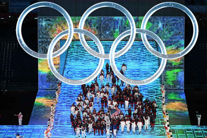 Kemudian dilanjutkan dengan parade atlet dari 91 kontingen yang didahului oleh seorang perempuan yang membawa plakat berbentuk kepingan salju menyerupai simpul Tiongkok.