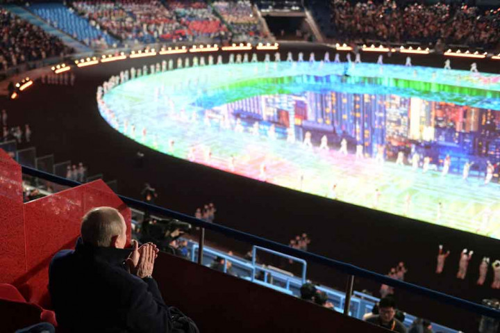 Presiden Rusia Vladimir Putin, pemimpin asing paling terkenal yang menghadiri Olimpiade ini terlihat berada dalam stadion tanpa mengenakan masker.