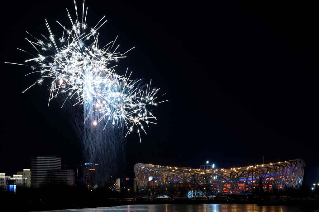 Pembukaan Olimpiade Musim Dingin juga dimeriahkan oleh pesta kembang api.