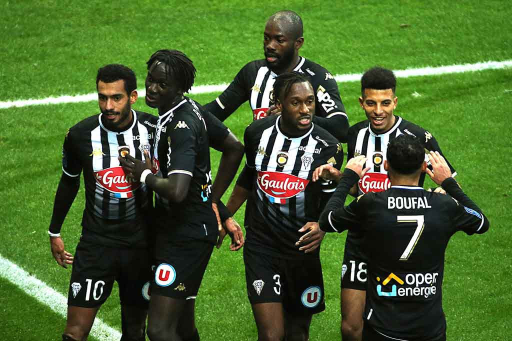 Angers berhasil unggul 2-0 terlebih dahulu lewat Angelo Fulgini dan Nabil Bentaleb masing-masing pada menit ke-8 dan 11.