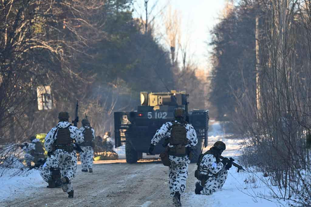Tembakan senapan mesin bergema di gedung-gedung di kota hantu Pripyat, dekat pembangkit listrik tenaga nuklir Chernobyl, Jumat, 4 Februari 2022 waktu setempat, ketika pasukan Garda Nasional Ukraina menggelar latihan pertempuran perkotaan.