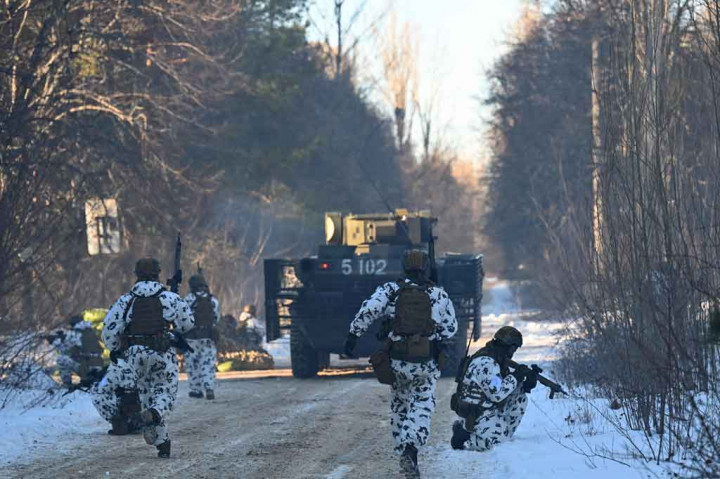 Tembakan senapan mesin bergema di gedung-gedung di kota hantu Pripyat, dekat pembangkit listrik tenaga nuklir Chernobyl, Jumat, 4 Februari 2022 waktu setempat, ketika pasukan Garda Nasional Ukraina menggelar latihan pertempuran perkotaan.
