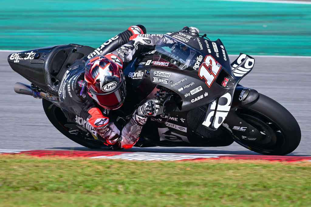 Aleix Espargaro memimpin catatan waktu hampir di sepanjang sesi berkat catatan 1:58,371 yang ia buat di lap ke-9 dari total 42 yang ia jalani.
