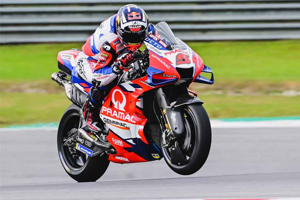 Johann Zarco dari tim Pramac Racing berjarak 0,575 detik di peringkat lima, menggunguli juara dunia tahun lalu Fabio Quartararo yang harus puas finis keenam hari ini.
