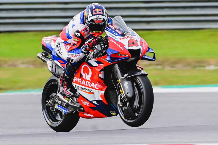 Johann Zarco dari tim Pramac Racing berjarak 0,575 detik di peringkat lima, menggunguli juara dunia tahun lalu Fabio Quartararo yang harus puas finis keenam hari ini.