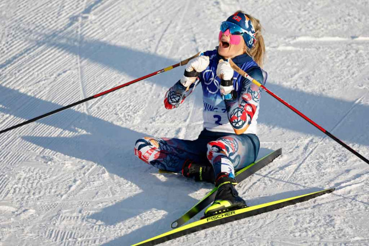  Therese Johaug dari Norwegia memenangi medali emas pertama  Olimpiade Musim Dingin Beijing pada Sabtu, 5 Februari 2022. Dia menjadi yang tercepat dalam kompetisi ski lintas alam skiathlon putri sepanjang 7,5 km plus 7,5 km.