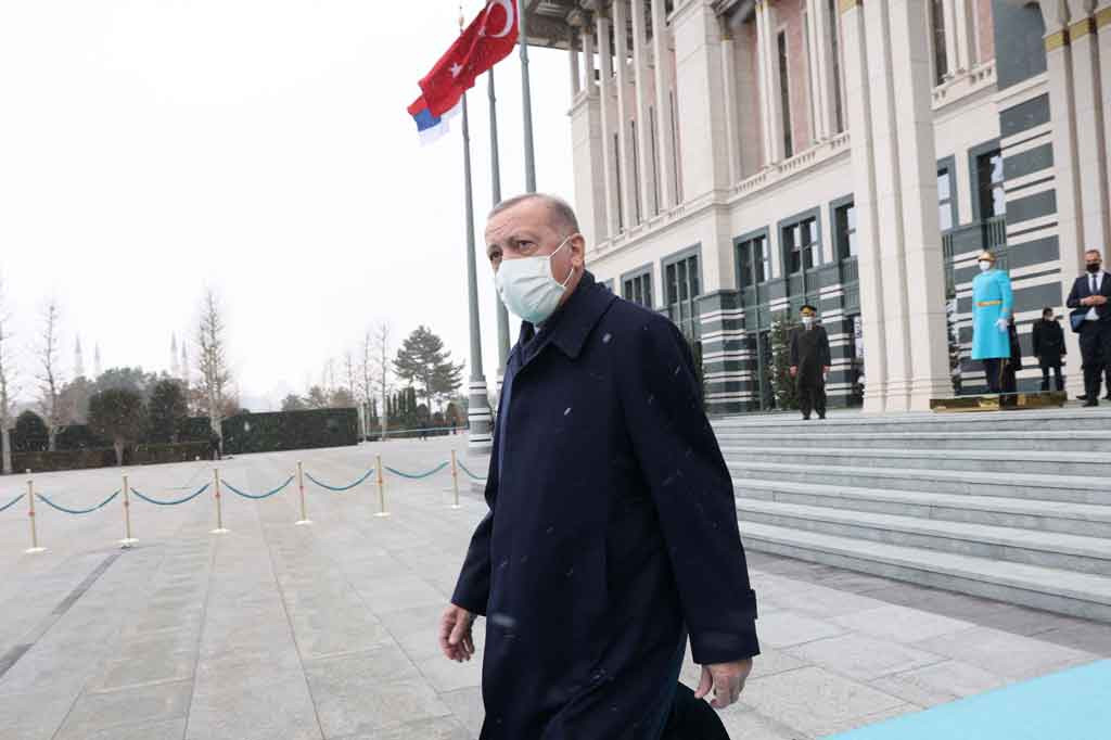 Erdogan mengunjungi Ukraina pada hari Kamis, 3 Februarim, di mana ia mengadakan pertemuan dengan Presiden Volodymyr Zelenskiy untuk meningkatkan hubungan ekonomi dan militer, di tengah meningkatnya ketegangan antara Rusia dan Ukraina.