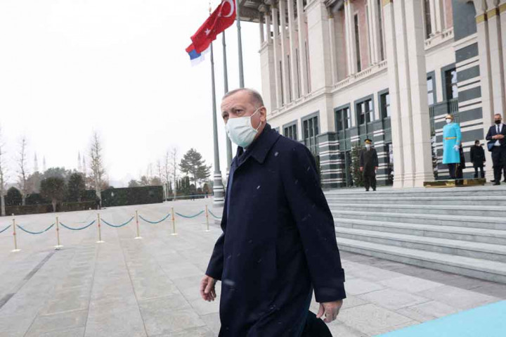 Erdogan mengunjungi Ukraina pada hari Kamis, 3 Februarim, di mana ia mengadakan pertemuan dengan Presiden Volodymyr Zelenskiy untuk meningkatkan hubungan ekonomi dan militer, di tengah meningkatnya ketegangan antara Rusia dan Ukraina.