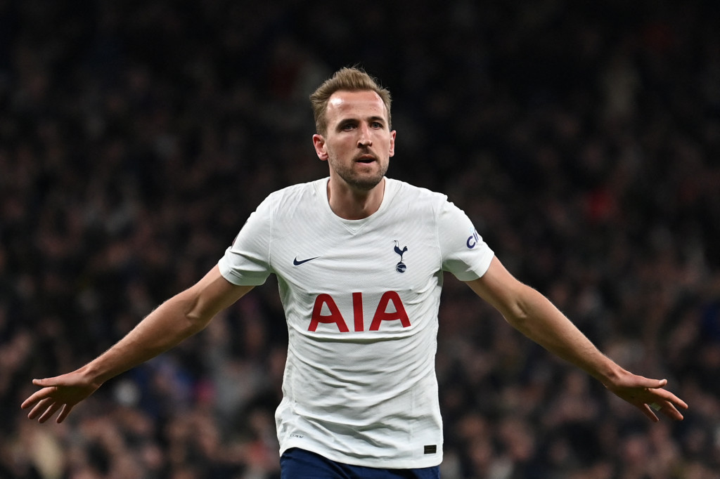 Harry Kane melakukan selebrasi usai mencetak gol ke gawang Brighton and Hove Albion pada putaran keempat Piala FA 2021-2022, di Tottenham Hotspur Stadium, Minggu, 6 Februari 2022, dini hari WIB.
