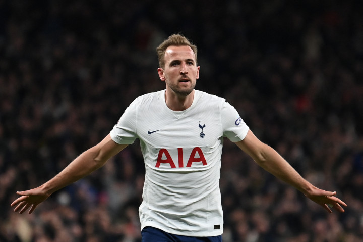 Harry Kane melakukan selebrasi usai mencetak gol ke gawang Brighton and Hove Albion pada putaran keempat Piala FA 2021-2022, di Tottenham Hotspur Stadium, Minggu, 6 Februari 2022, dini hari WIB.