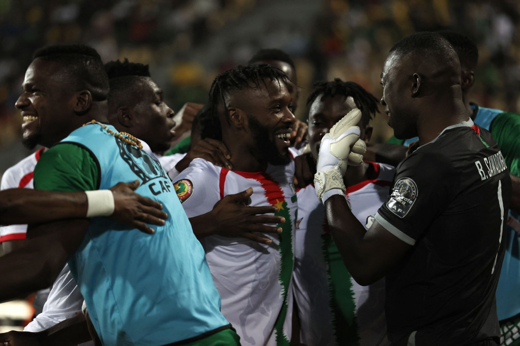 Kamerun sudah tertinggal dua gol di babak pertama lewat gol-gol Steeve Yago di menit ke-24 dan bunuh diri Andre Onana di menit ke-43.