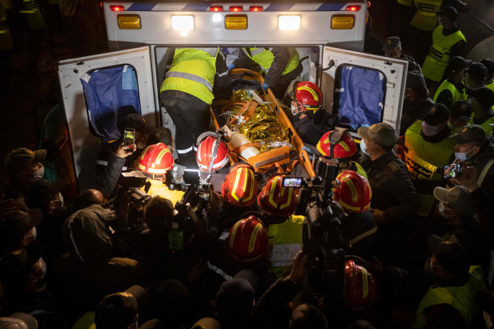 Bocah Maroko, Rayan Oram dibawa ke ambulans setelah tubuhnya berhasil dievakuasi.