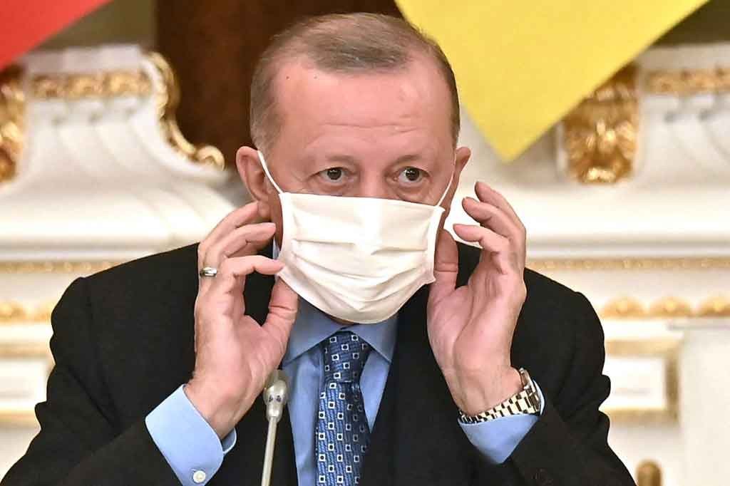 Presiden Turki Recep Tayyip Erdogan pada Sabtu, 5 Februari 2022 menyatakan bahwa dia telah dites positif terjangkit virus corona varian Omicron. Namun dia tetapi tidak mengalami gejala yang parah.