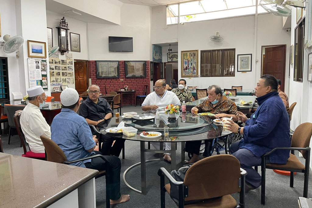 Ayahanda dari istri Sandiaga Uno, Nur Asia Uno, yaitu Abdul Aziz Marzuki menghembuskan nafas terakhir di Singapura pada Sabtu, 5 Februari pukul 22.22 waktu setempat atau pukul 21.22 WIB. Jenazah akan diterbangkan dengan Singapore Airlines (SQ) pukul 17.20 waktu Singapore.