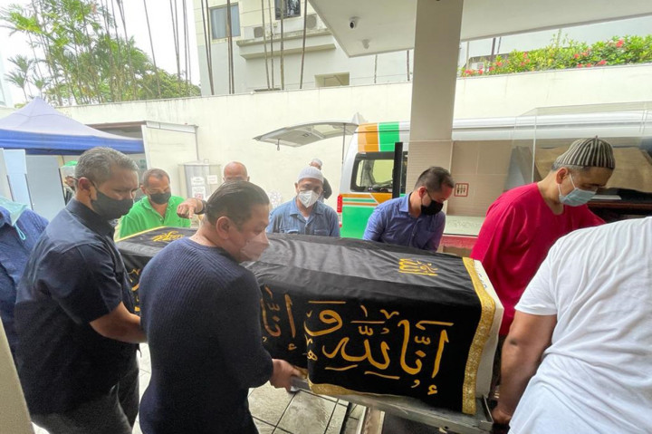 Jenazah mertua Sandiaga Uno, H Abdul Aziz Marzuki bin Marzuki, dibawa ke Jakarta dari Singapura. 