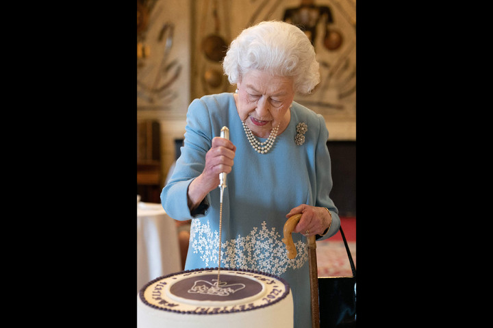 Dengan wajah penuh senyum, Ratu Elizabeth hadir dan memotong kue dalam pesta peringatan yang digelar di kediaman pribadinya di Sandringham, Inggris.