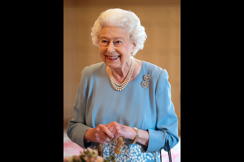 Namun spesial di malam peringatan 70 tahun kekuasaannya, pada Sabtu, 5 Februari 2022, Ratu tampil sumringah dengan mengenakan gaun biru dan mutiara.