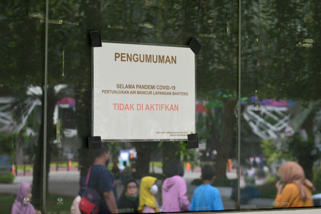 Plang pengumuman pertunjukan air mancur Lapangan Banteng dinonaktifkan selama pandemi Covid-19, Minggu, 6 Februari 2022.