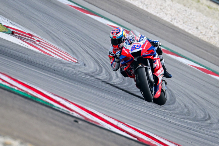 Melengkapi posisi tiga besar ada Jorge Martin. Bertutut-turut kemudian Alex Rins dan Maverick Vinales menempati posisi 4-5.