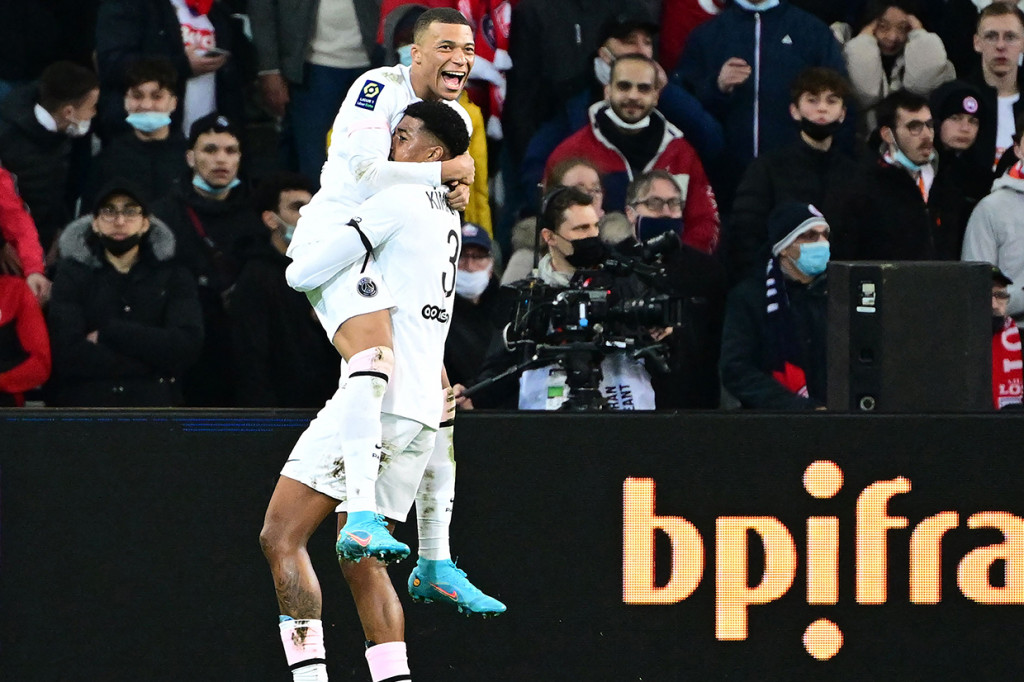 Kylian Mbappe melakukan selebrasi usai mencetak gol ke gawang Lille di Stadion Pierre Mauroy, Senin, 7 Februari 2022, dini hari WIB.
