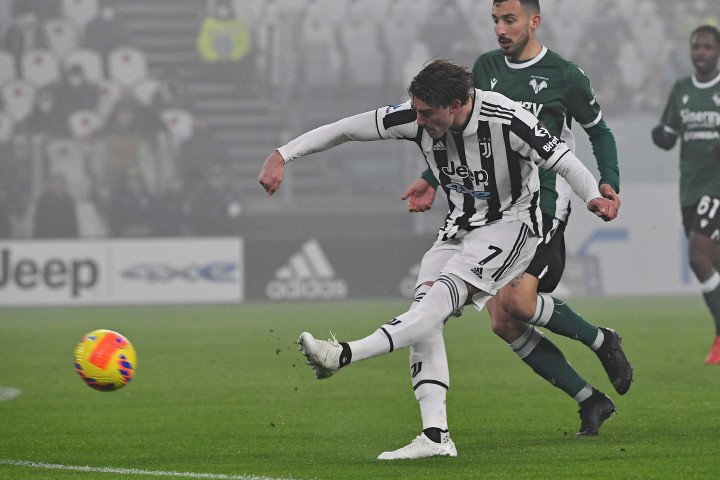 Verona mampu menekan Juventus di 10 menit awal. Namun, lewat serangan balik Dusan Vlahovic membawa Si Nyonya Tua memimpin 1-0 di menit ke-13.