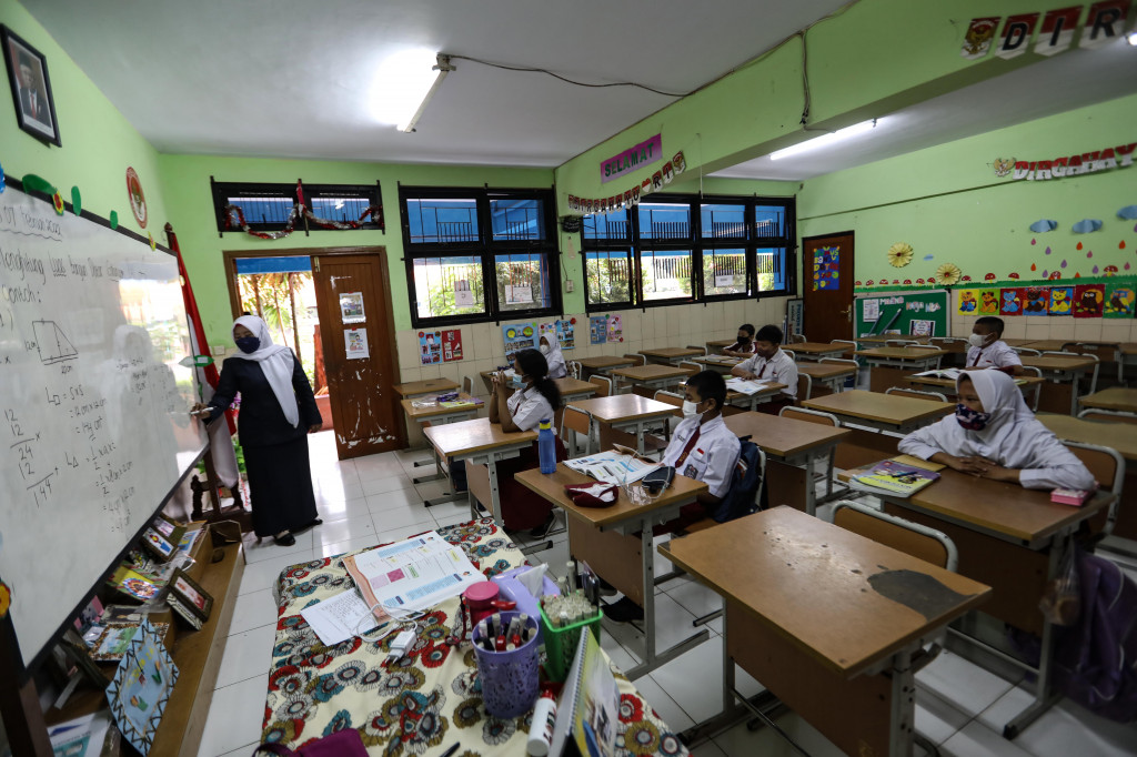 Wakil Gubernur (Wagub) DKI Jakarta, Ahmad Riza Patria (Ariza) mengatakan pembelajaran tatap muka (PTM) 50 persen masih berlaku di tengah lonjakan kasus covid-19. Pemberlakuan sesuai Surat Keputusan Bersama (SKB) 4 Menteri.