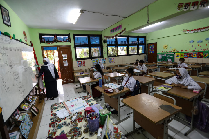 Wakil Gubernur (Wagub) DKI Jakarta, Ahmad Riza Patria (Ariza) mengatakan pembelajaran tatap muka (PTM) 50 persen masih berlaku di tengah lonjakan kasus covid-19. Pemberlakuan sesuai Surat Keputusan Bersama (SKB) 4 Menteri.