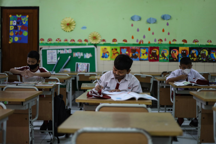 Pemprov DKI Jakarta kembali memberlakukan pembelajaran tatap muka (PTM) 50% untuk mencegah penyebaran covid-19 di sekolah.