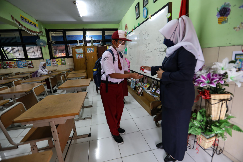 Menurut dia, Jakarta masih memenuhi syarat PTM 100 persen. Namun, hal tersebut disesuaikan karena ada peningkatan kasus covid-19, khususnya varian Omicron.
