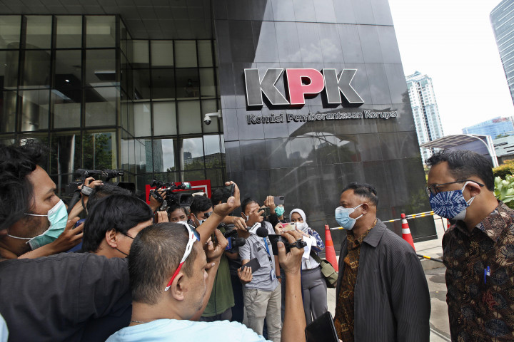 Komisioner Pemantauan/Penyelidikan Komnas HAM Choiurl Anam (kiri) dan Komisioner Pendidikan dan Penyuluhan Komnas HAM Beka Ulung Hapsara (kanan) mendatangi gedung Komisi Pemberantasan Korupsi (KPK), Rasuna Said, Jakarta, Senin, 7 Februari 2022.
